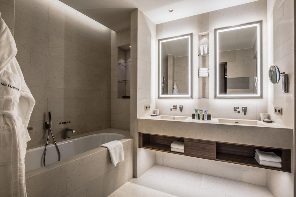 The Fontenay Гамбург Экстерьер фото Bathroom