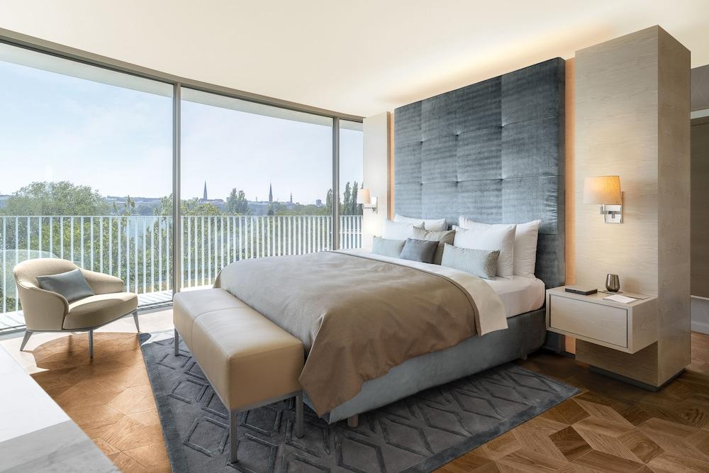 The Fontenay Гамбург Экстерьер фото A bedroom at The London West Hollywood
