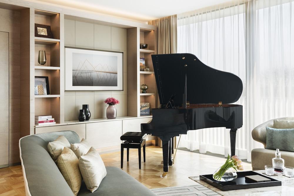 The Fontenay Гамбург Экстерьер фото A piano in a living room