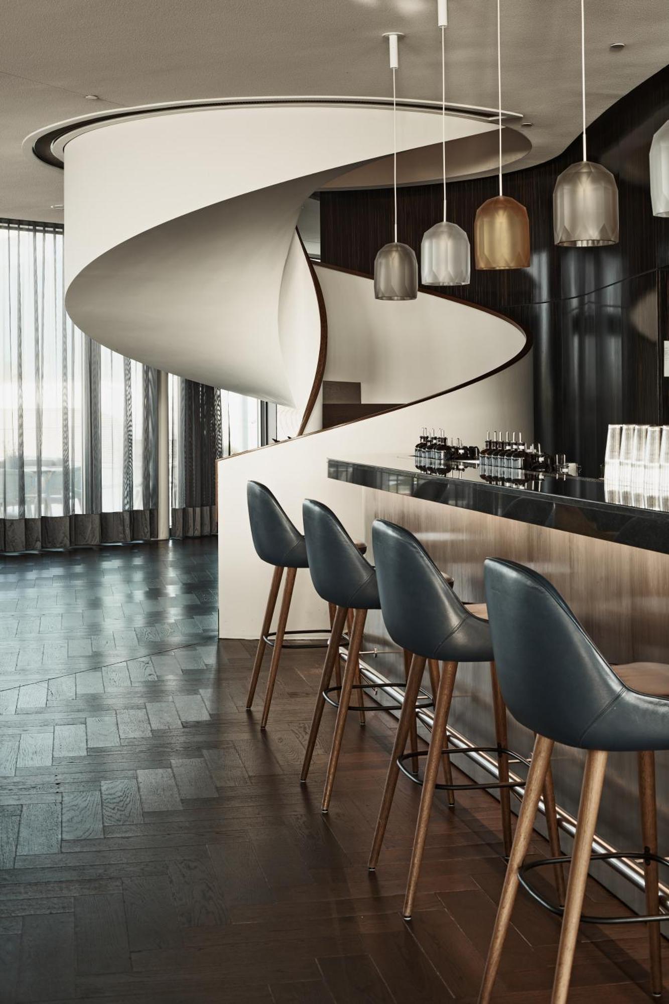 The Fontenay Гамбург Экстерьер фото The bar at the 101 Sky Bar