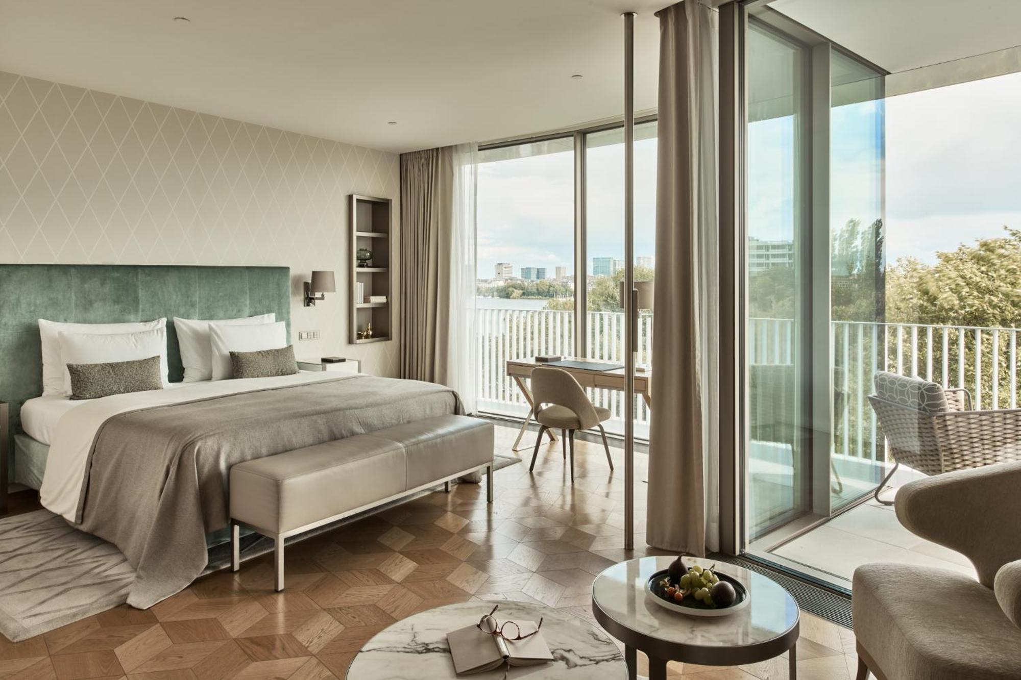 The Fontenay Гамбург Экстерьер фото A bedroom at the London West End