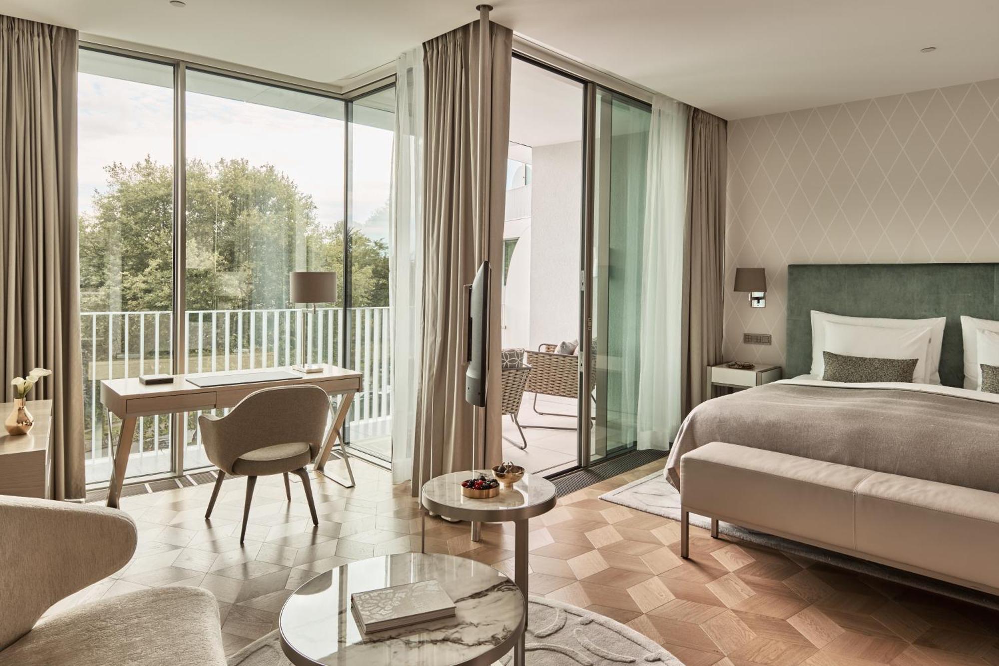 The Fontenay Гамбург Экстерьер фото A room at the hotel