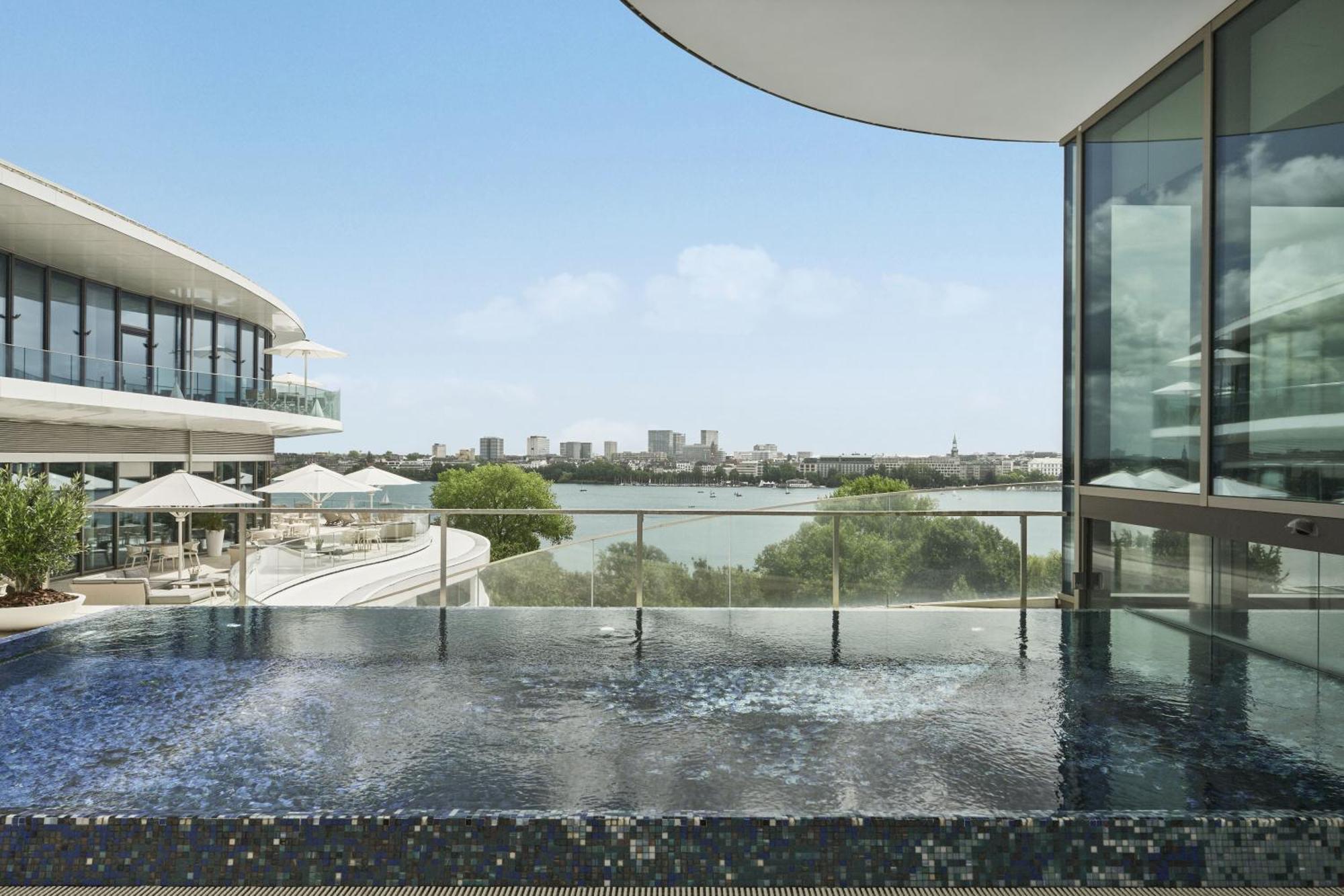 The Fontenay Гамбург Экстерьер фото The pool at the W Brisbane