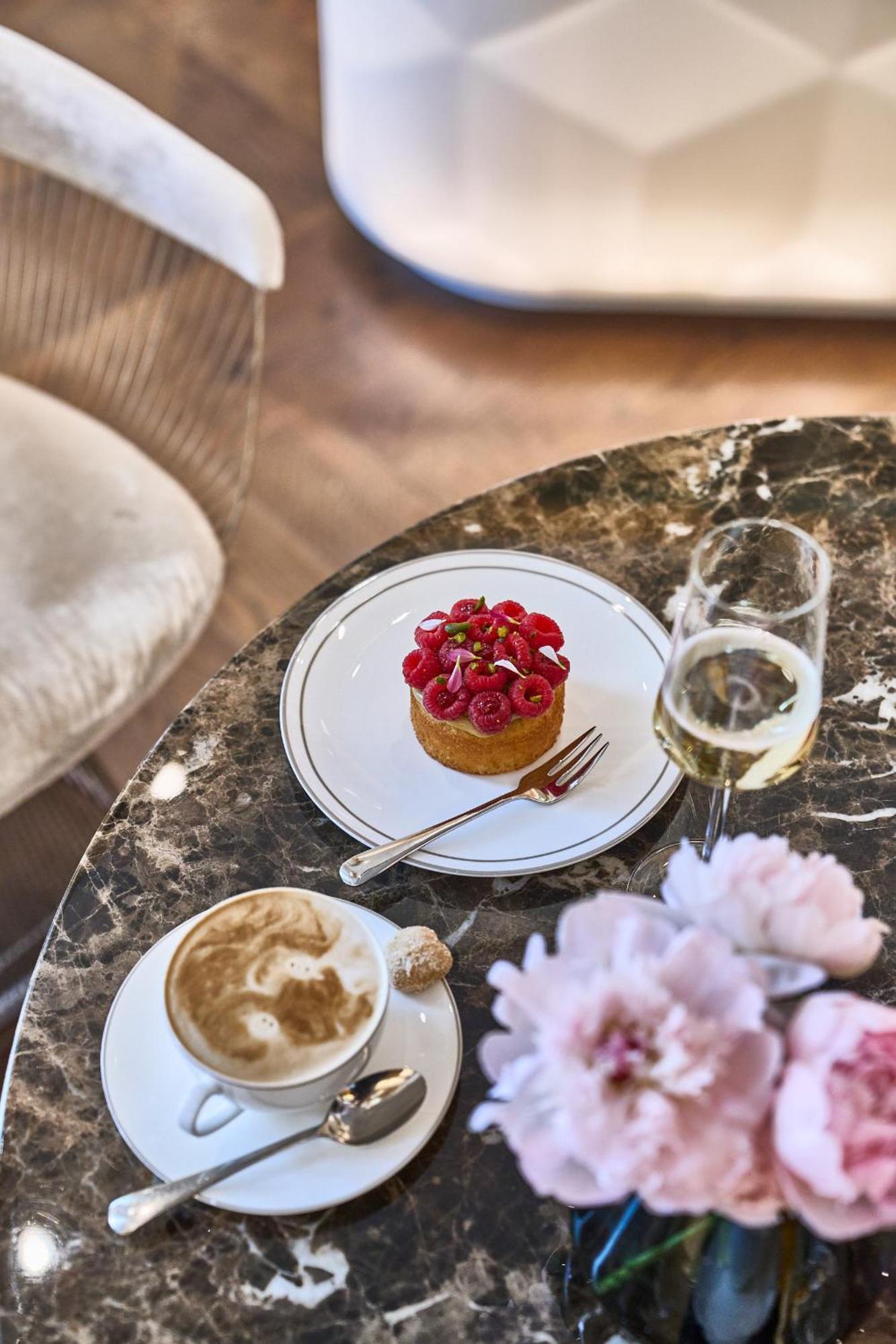 The Fontenay Гамбург Экстерьер фото A raspberry tart