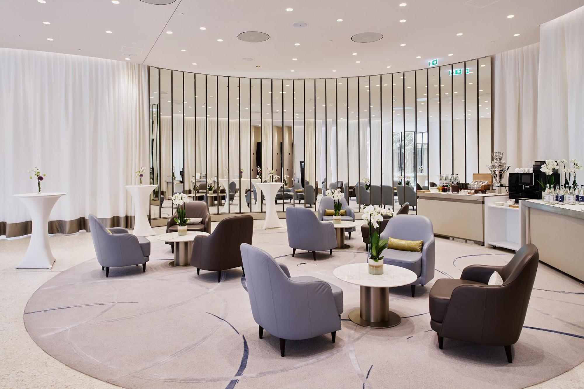 The Fontenay Гамбург Экстерьер фото The lounge at the airport