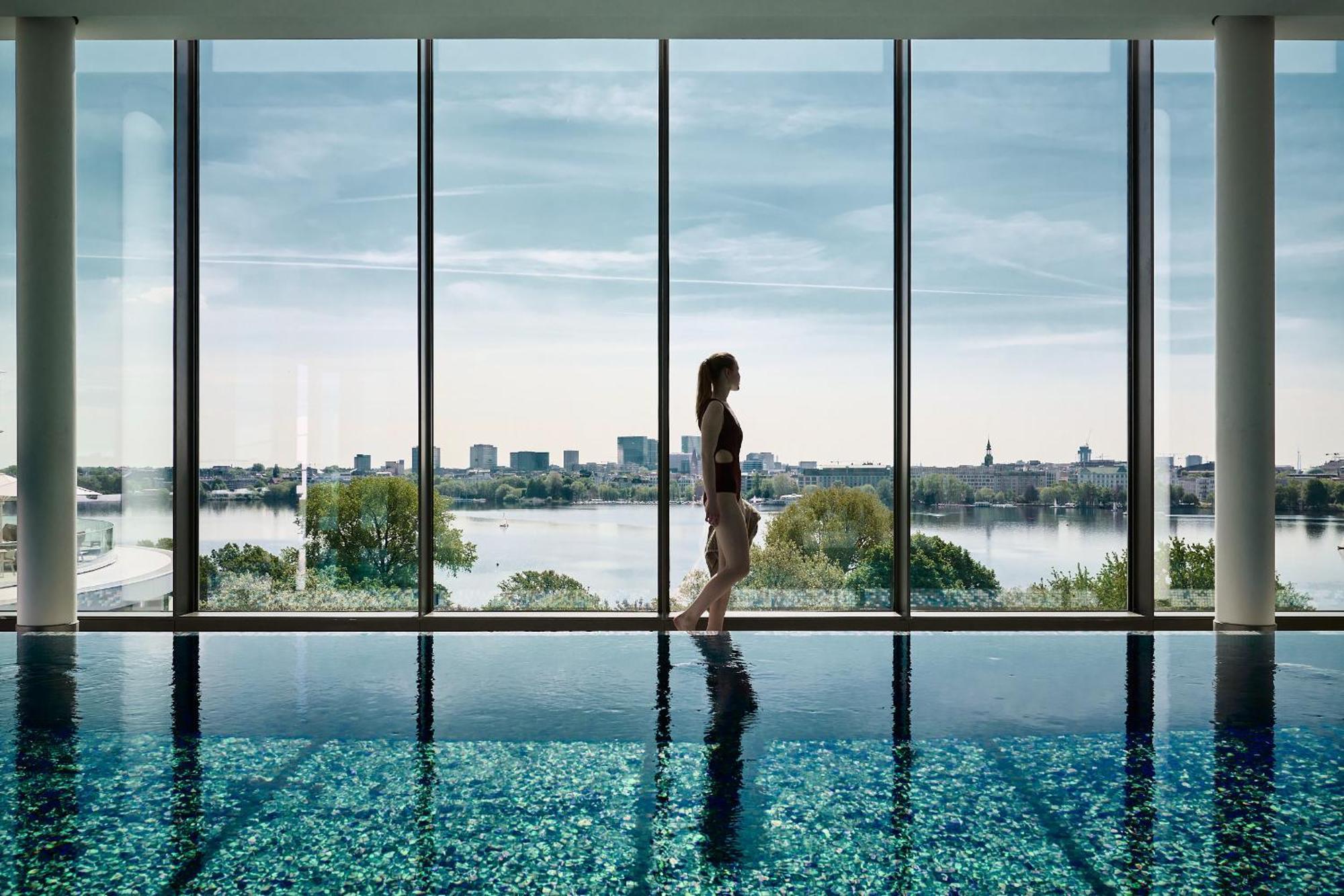 The Fontenay Гамбург Экстерьер фото The Sky Pool