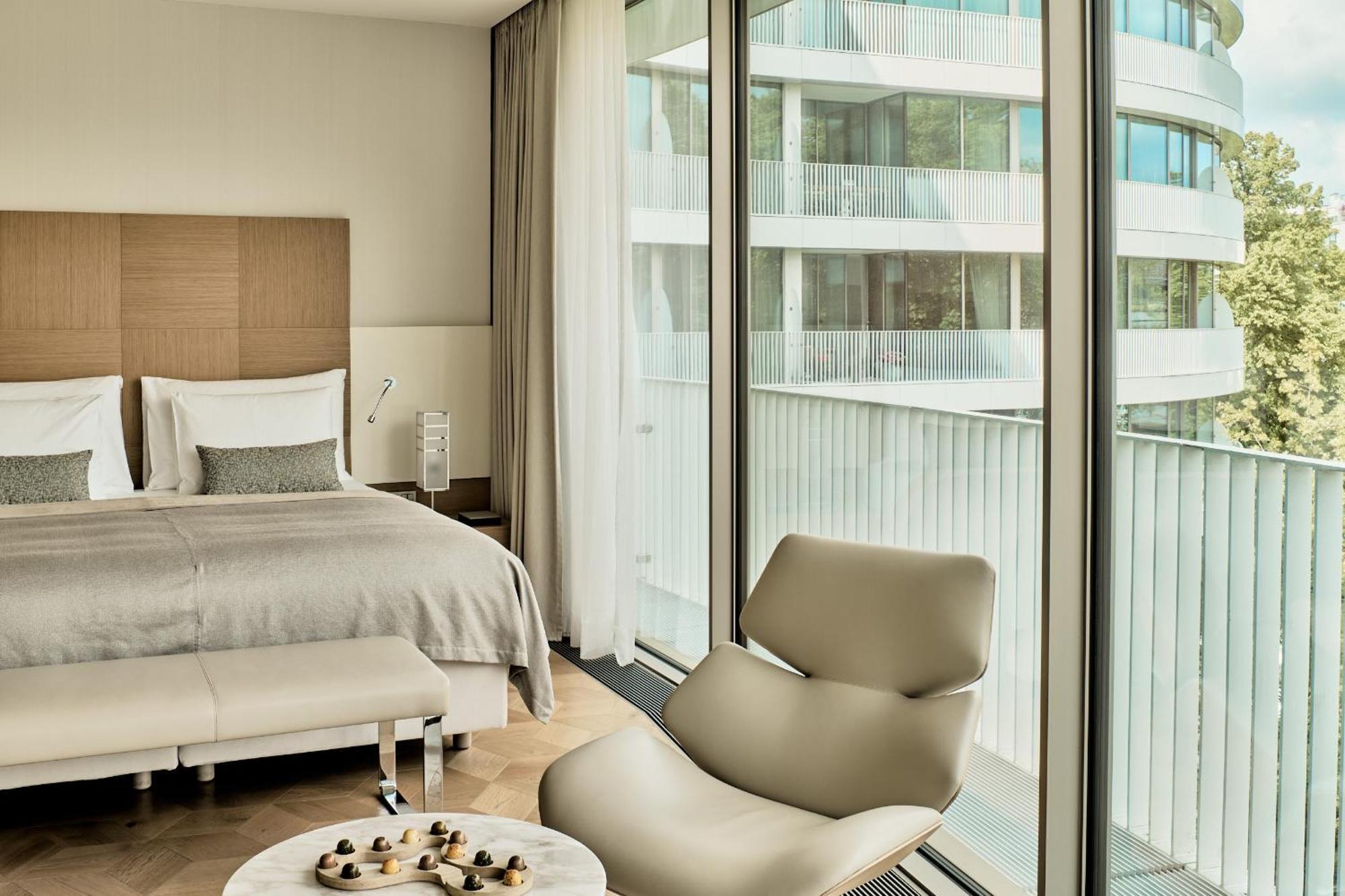 The Fontenay Гамбург Экстерьер фото A room at the hotel
