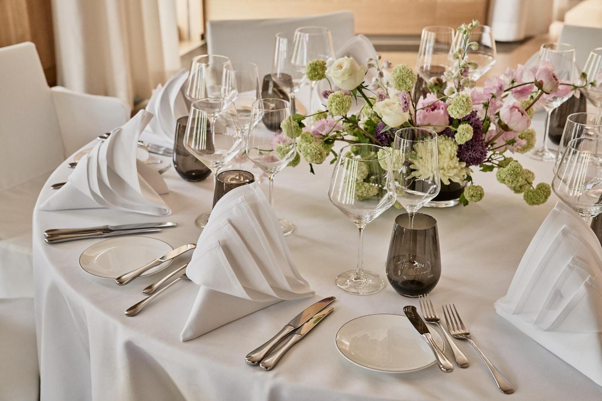The Fontenay Гамбург Экстерьер фото A table set for a formal dinner
