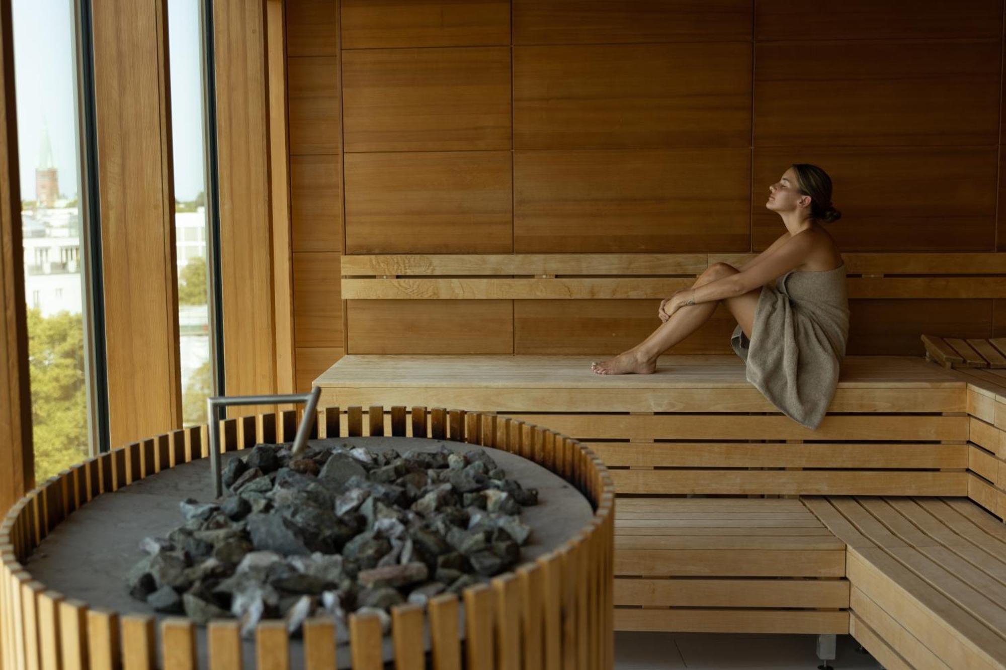 The Fontenay Гамбург Экстерьер фото A woman in a Finnish sauna