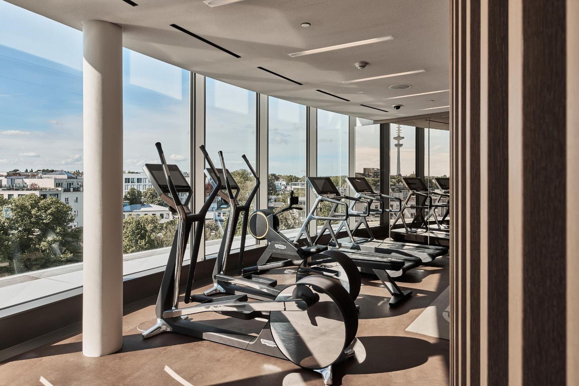 The Fontenay Гамбург Экстерьер фото The gym at The Standard East Village