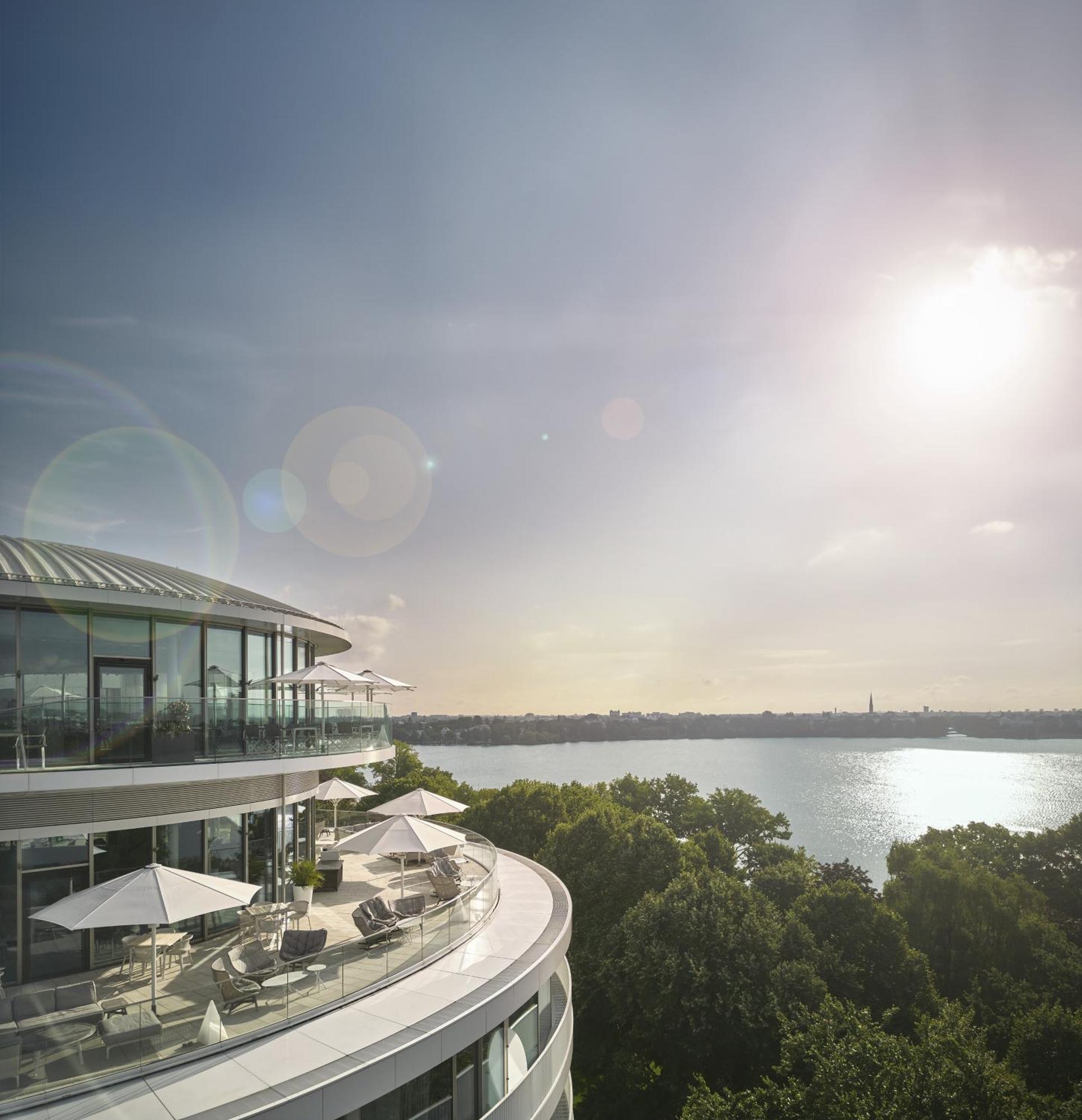 The Fontenay Гамбург Экстерьер фото View of the River Thames from the penthouse